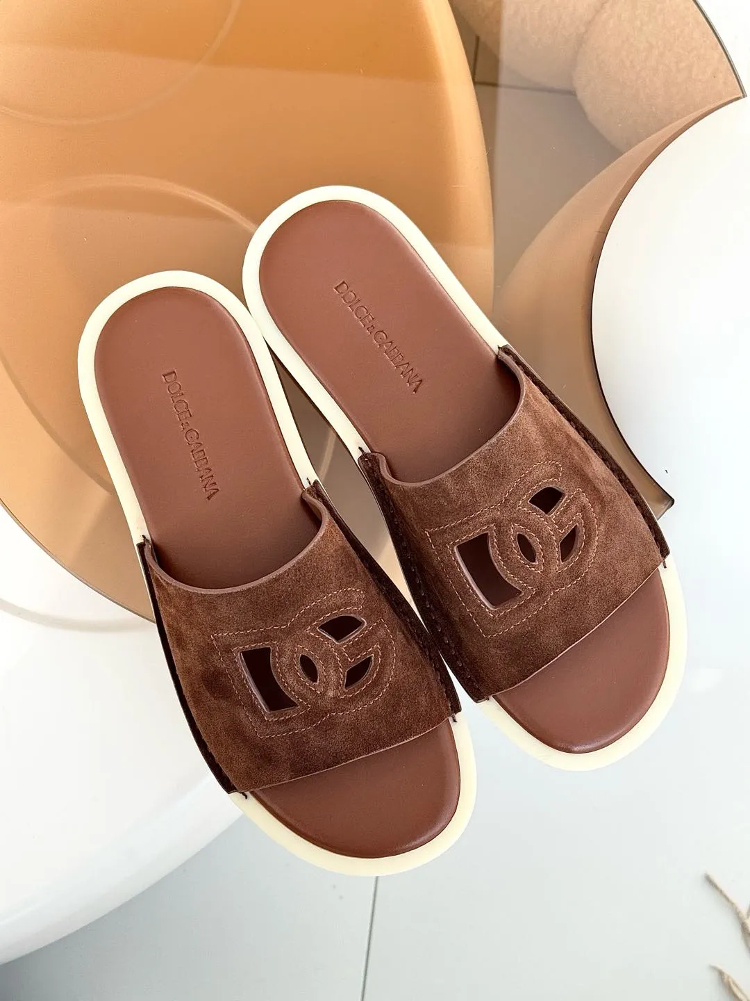 [DG*Dolce & Gabbana] P: 400💰 Size: 38-46 yards D&G/Dolce & Gabbana men’s DG hollow suede slippers FARFETCH original craftsmanship high-end quality